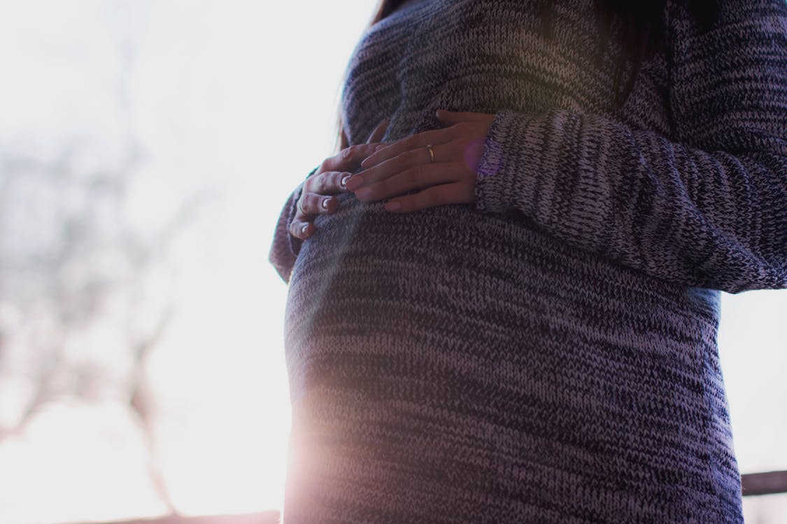 Niedoczynność tarczycy a ciąża – czy prawdę mówią, że kobiety mające problem z tarczycą mogą nie zajść w ciążę?