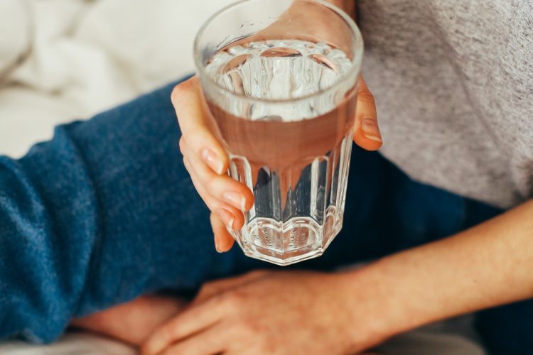 Dlaczego trzeba pić wodę alkaliczną? Poradnik dla zainteresowanych