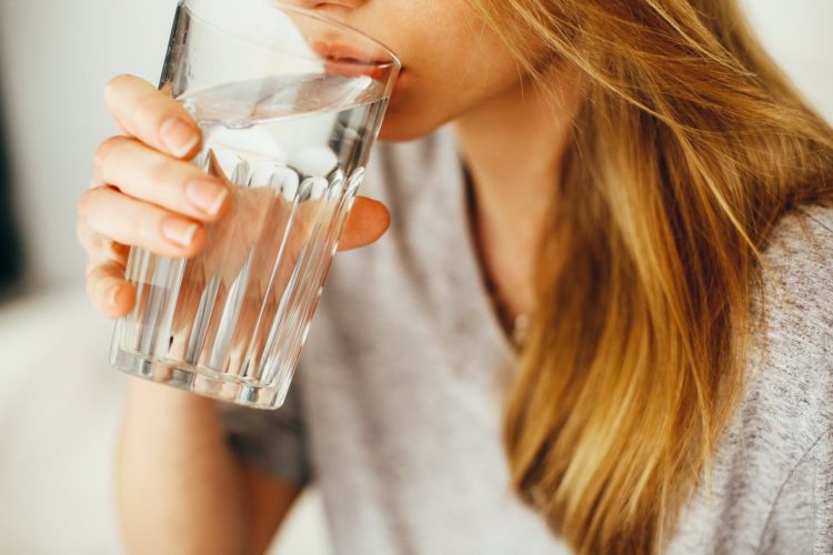 Woda alkaliczna – czym jest i kto powinien ją pić?