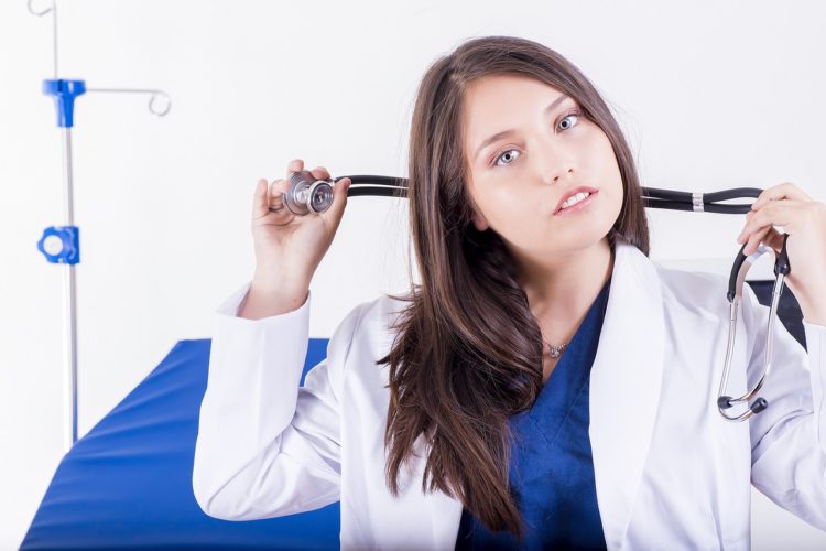 Fartuch medyczny damski – kobiecy i profesjonalny